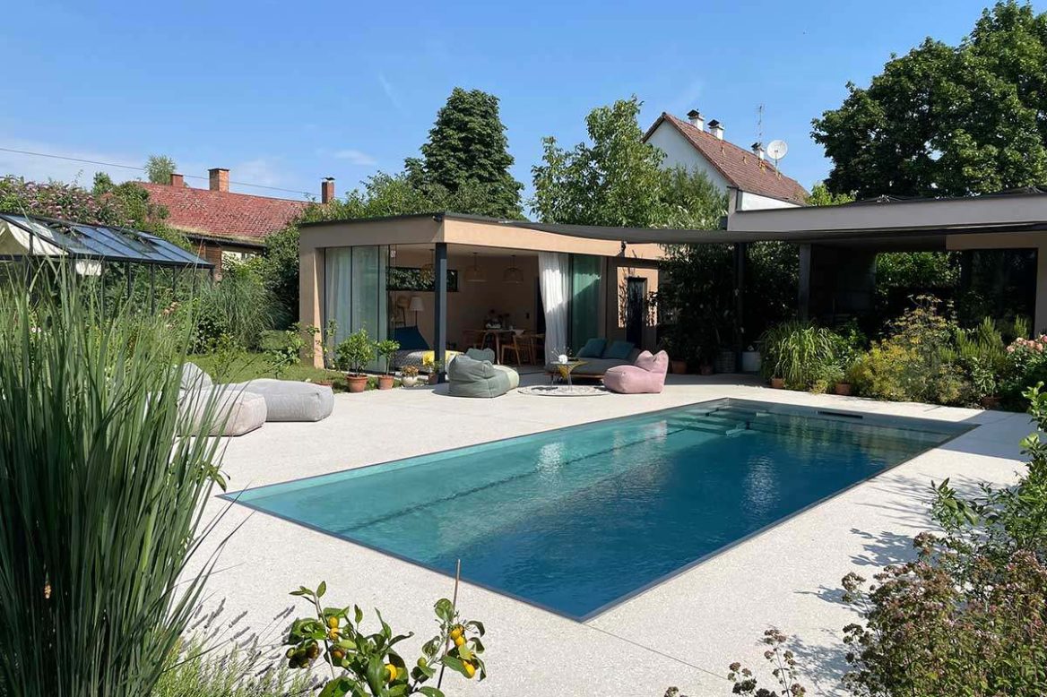 Pool mit Terrasse &  Poolhaus